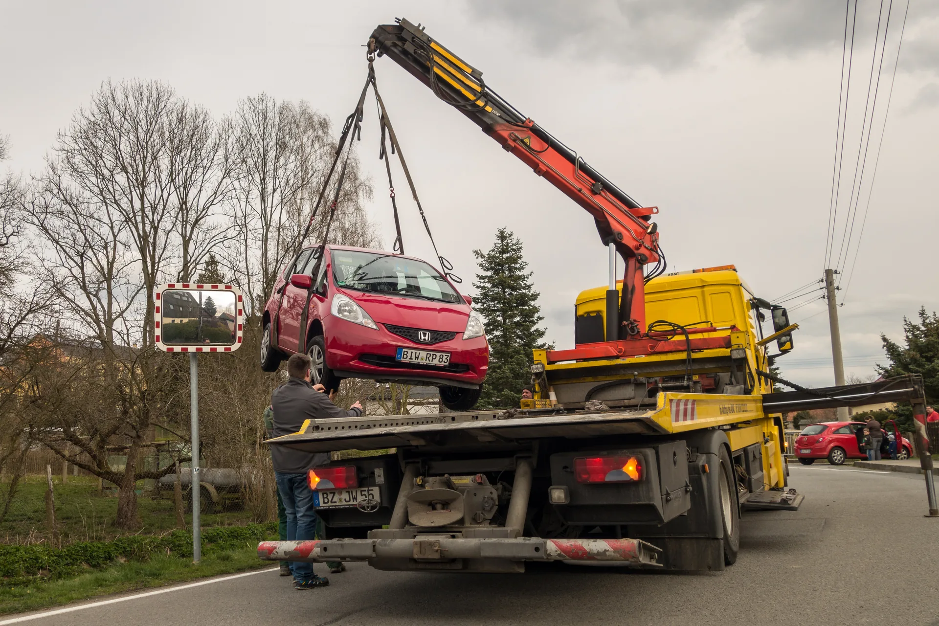 Grue auxiliaire montée sur un véhicule et utilisée pour lever une automobile