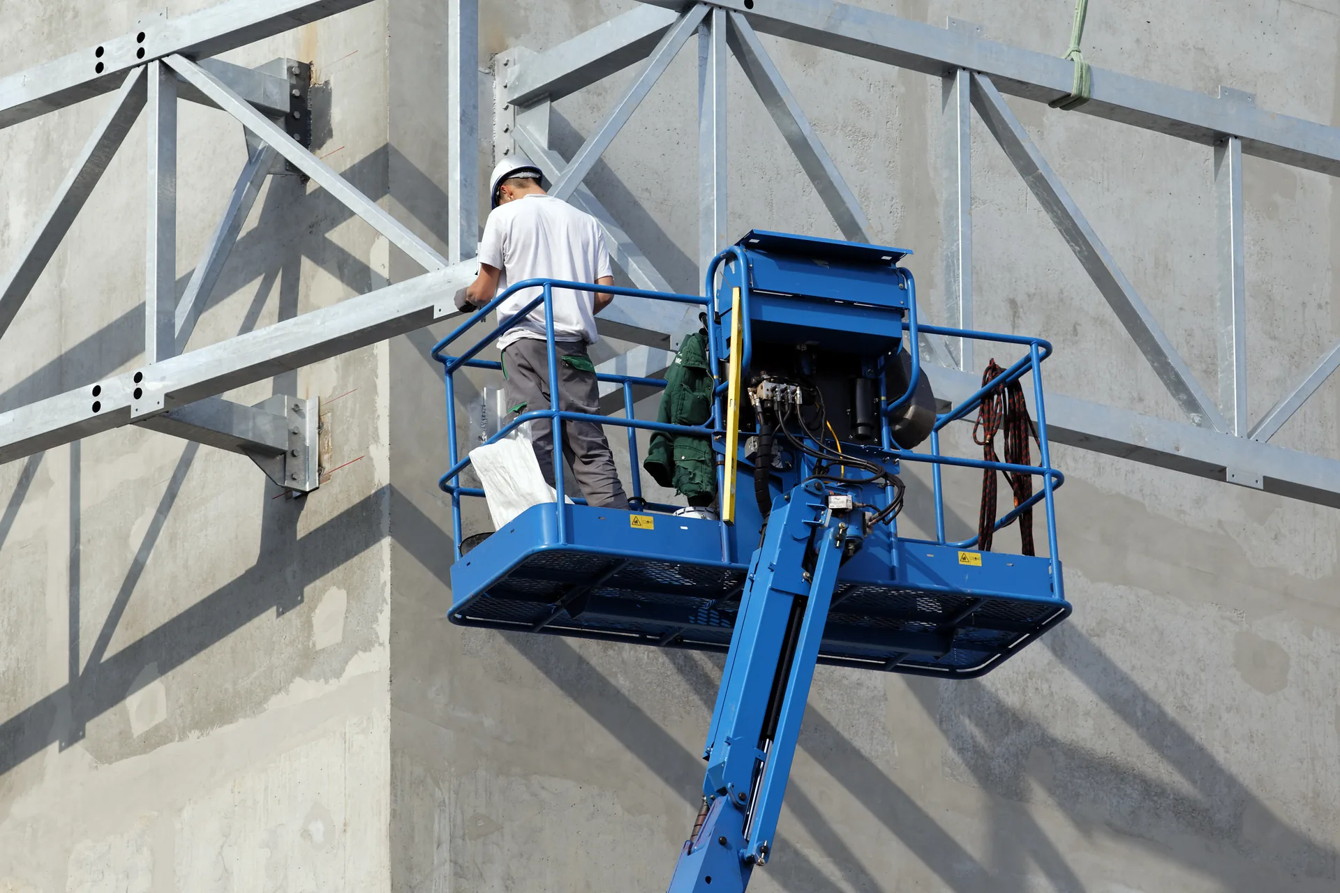 Plate-forme élévatrice mobile de personnes utilisée sur un chantier